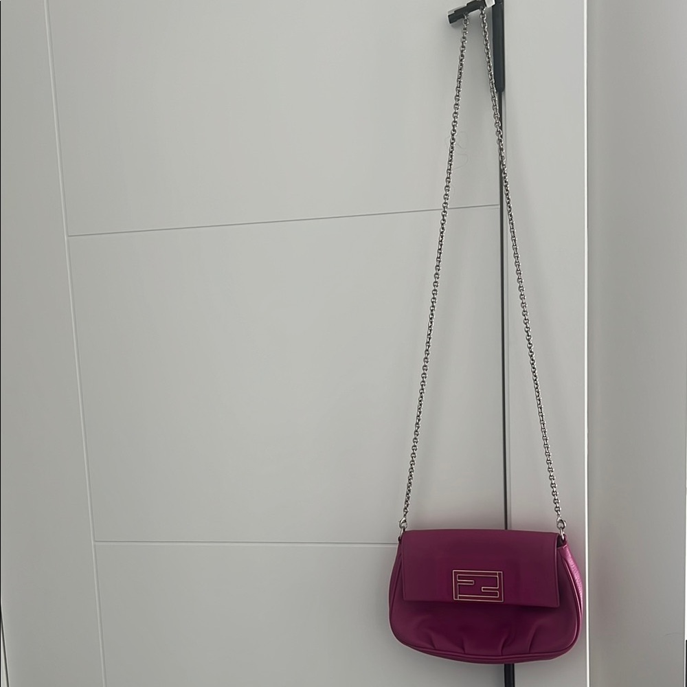 📍SOLD📍Fendi Magenta Shoulder Bag with Silver Chain Detail - Picture 4 of 14